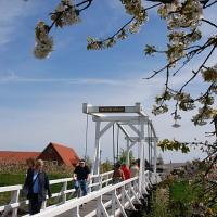 2470_28 Weisse Klappbruecke über den Fluss Luehe im Alten Land. | 